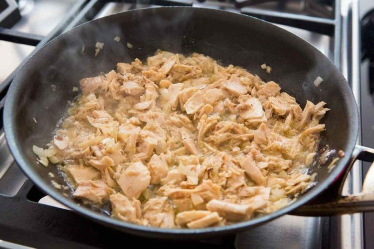 Atún con cebolla y zanahoria en sartén