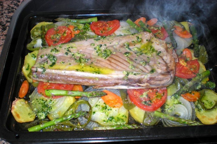 Atún con verduras al horno