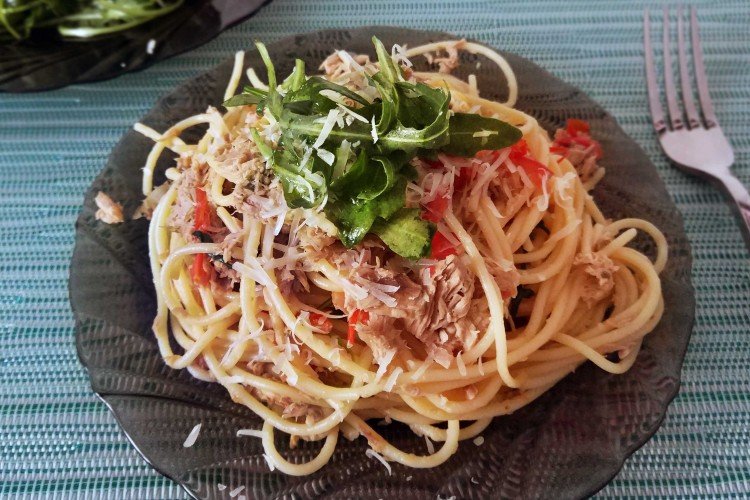 Pasta con atún y vino