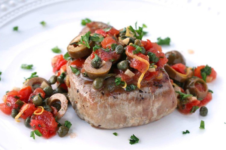 Atún al horno con aceitunas