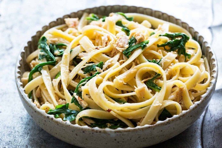 Pasta con atún y espinacas