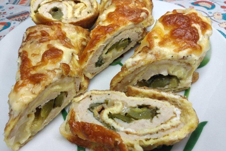 Brizol con carne picada y pepinillos encurtidos