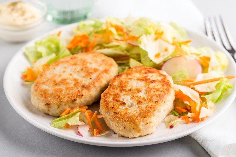 Putenfrikadellen mit Nüssen und Apfel