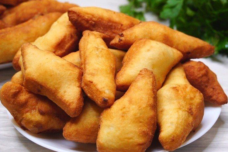Baursaki mit Zwiebeln