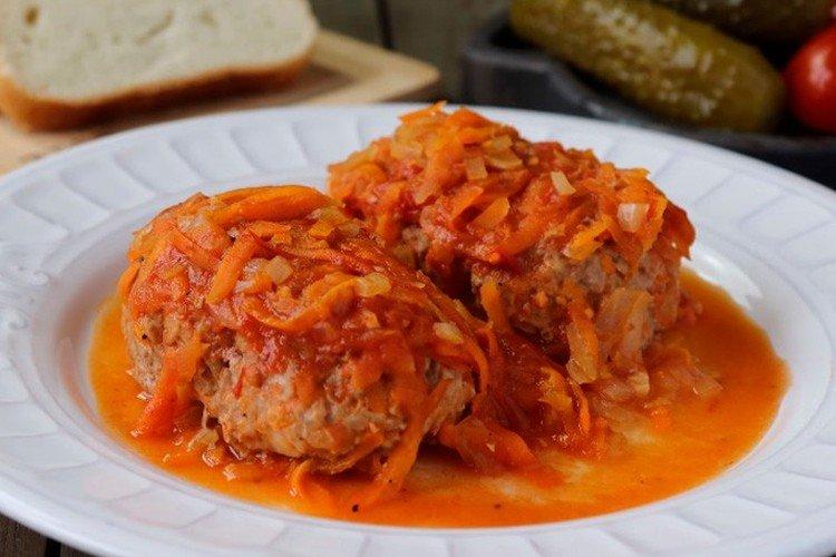 Rollos de col rellenos perezosos en sartén