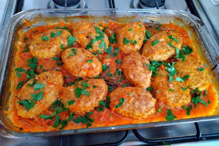 Rollos de col rellenos perezosos con repollo, carne picada y cuscús