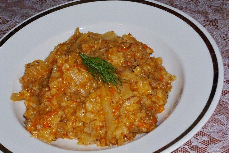 Rollos de col rellenos perezosos en olla de cocción lenta