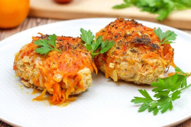 Rollos de col rellenos perezosos con repollo, carne picada y tomates