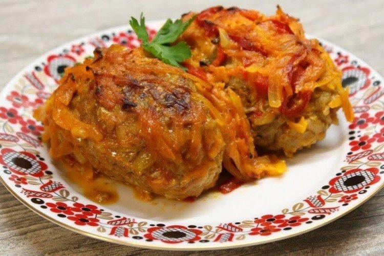 Rollos de col rellenos perezosos con pimiento
