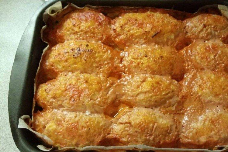 Rollos de col rellenos perezosos con repollo, carne picada y queso