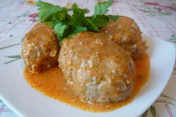 Rollos de col rellenos perezosos con repollo, carne picada y trigo sarraceno