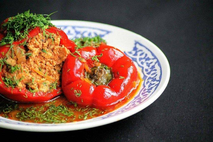 Mit Putenleber gefüllte Paprika
