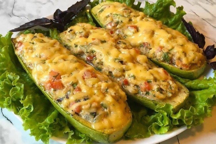 Mit Putenleber gefüllte Zucchini