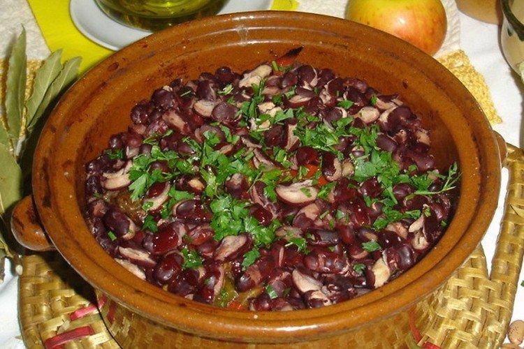 Putenleber mit Bohnen in Tontöpfen