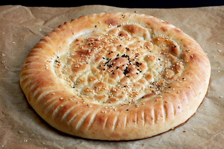 Usbekisches Fladenbrot mit Kefir