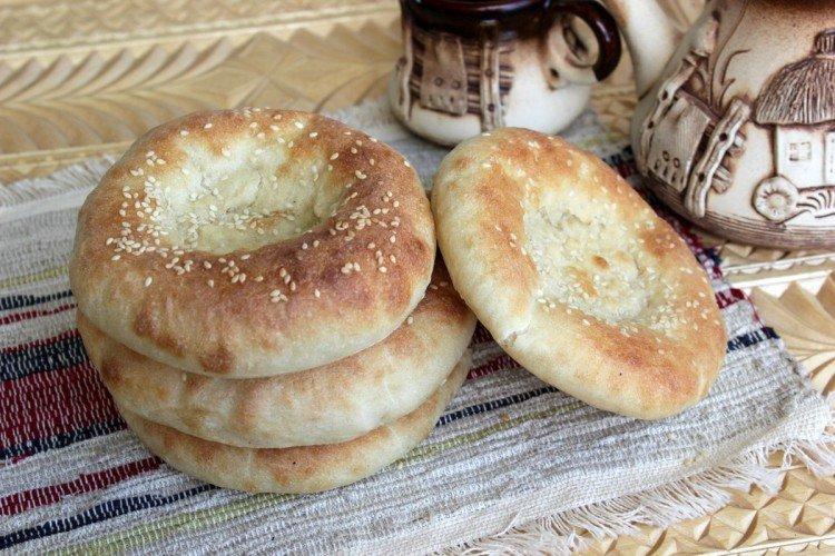 Usbekisches Fladenbrot mit Wasser
