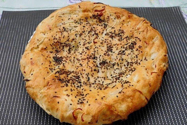 Usbekisches Fladenbrot mit Zwiebeln