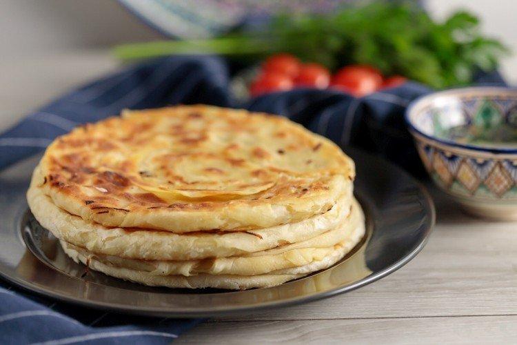 Hefefreies usbekisches Fladenbrot mit Zwiebeln