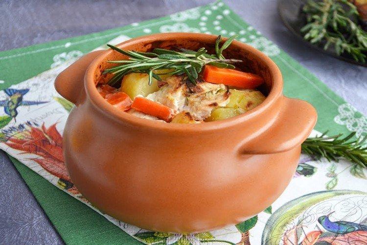 Turkey with Potatoes in Clay Pots