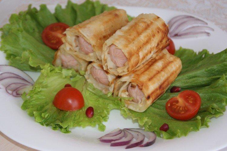 Würstchen mit Schmelzkäse in Lavash