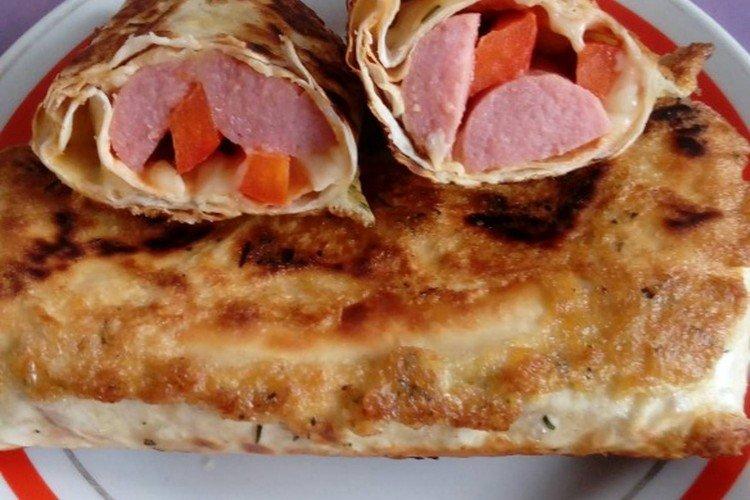 Würstchen in Lavash mit Tomaten