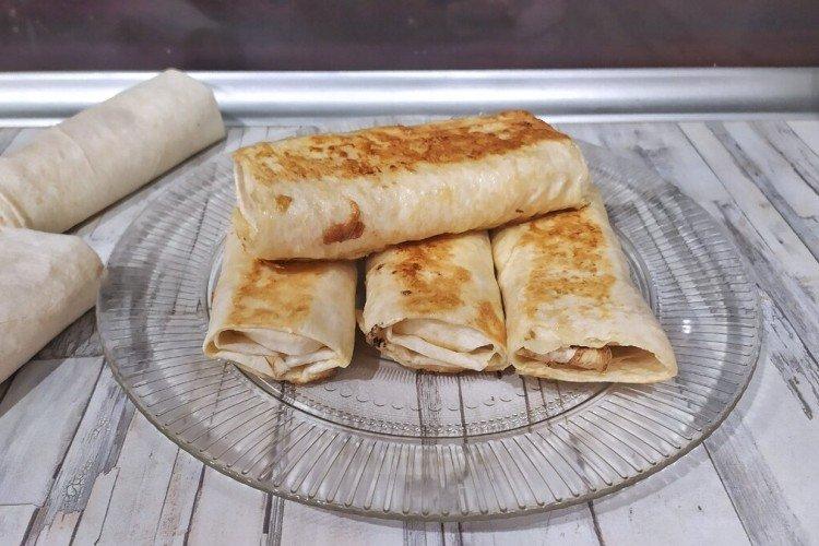 Würstchen mit Pilzen in Lavash