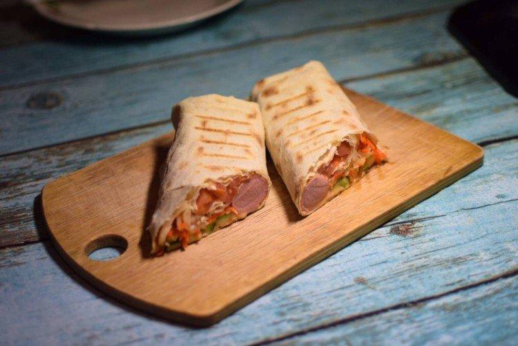 Würstchen in Lavash mit koreanischen Karotten