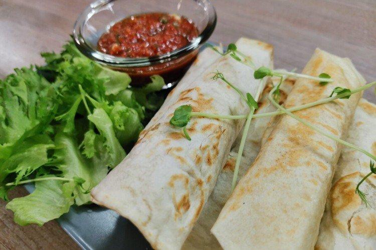 Würstchen mit Mais und Mozzarella in Lavash