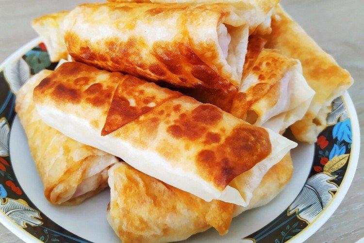 Würstchen mit Senf in Lavash