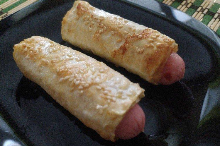 Würstchen in Lavash aus dem Ofen