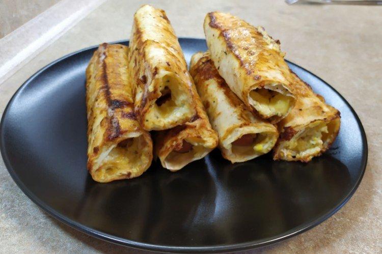 Würstchen in Lavash und Ei
