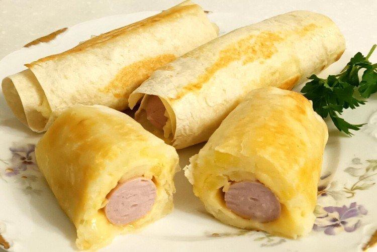 Würstchen mit Kartoffeln in Lavash