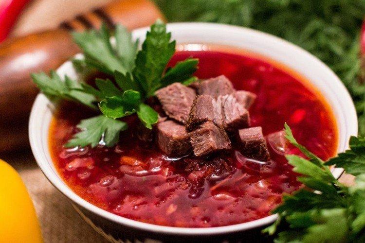 Sopa de ternera con remolacha