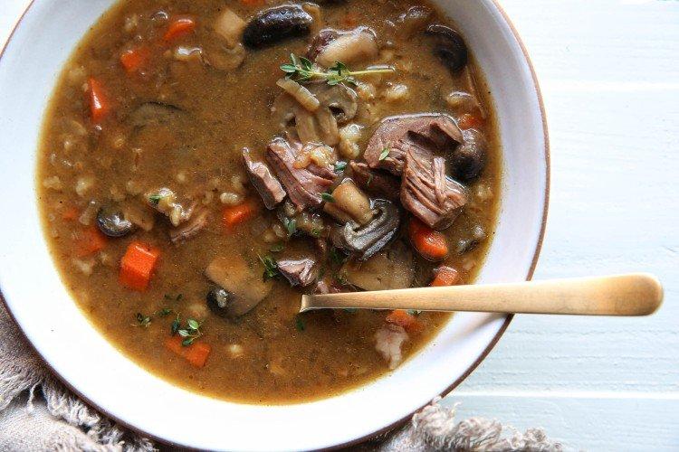 Sopa de ternera con champiñones