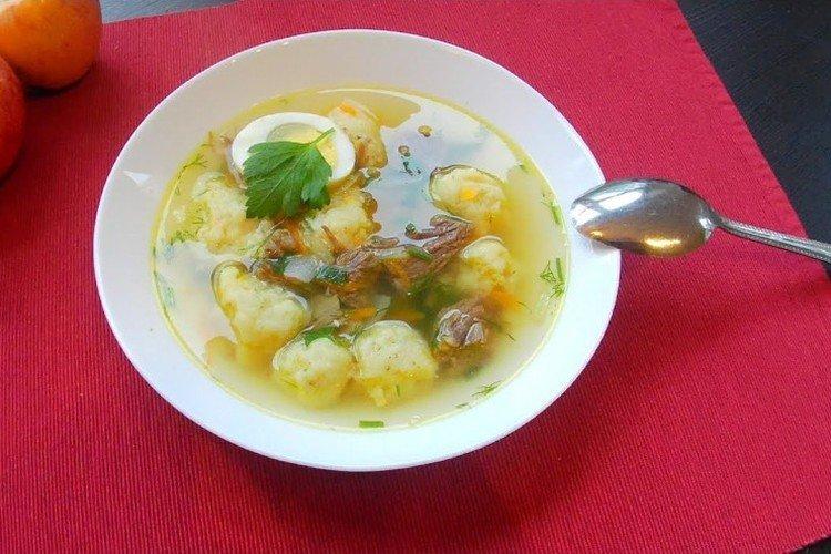 Sopa de ternera con albóndigas de masa