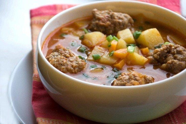 Sopa con albóndigas de ternera