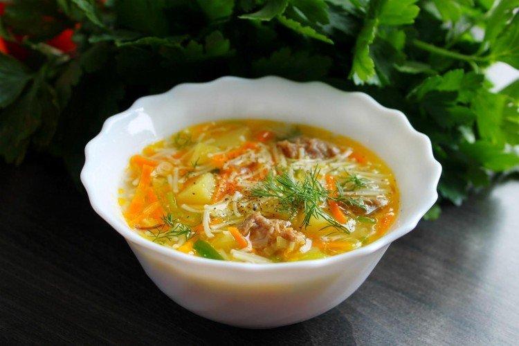 Sopa de ternera con fideos