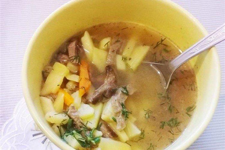 Sopa de ternera con guisantes