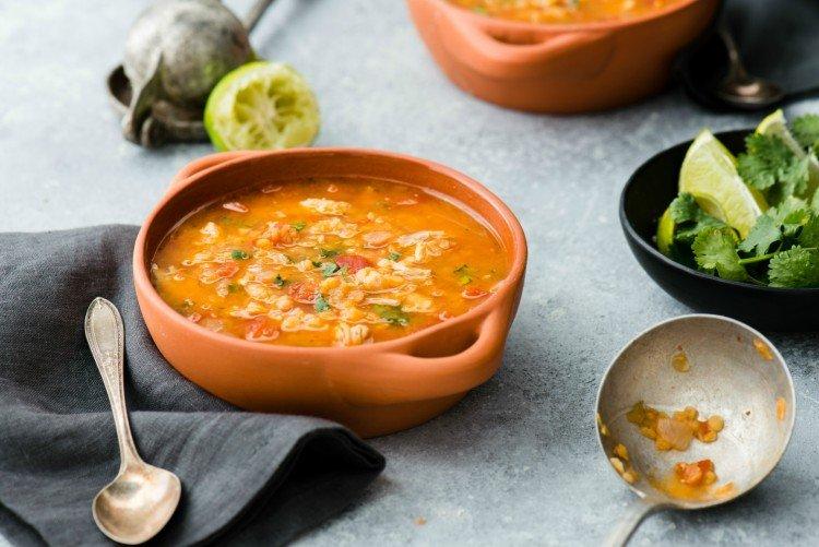 Hühnersuppe mit roten Linsen