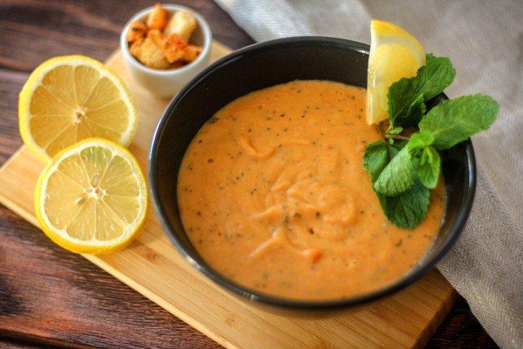 Pürierte Suppe aus roten Linsen mit Ingwer
