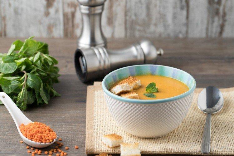 Cremesuppe aus roten Linsen mit Sahne