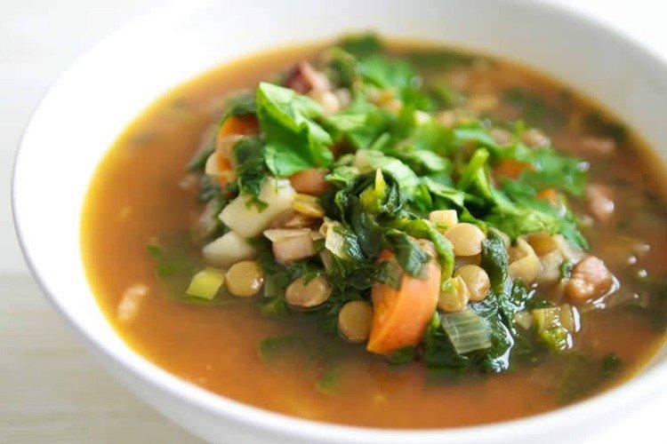 Suppe mit roten Linsen und Spinat