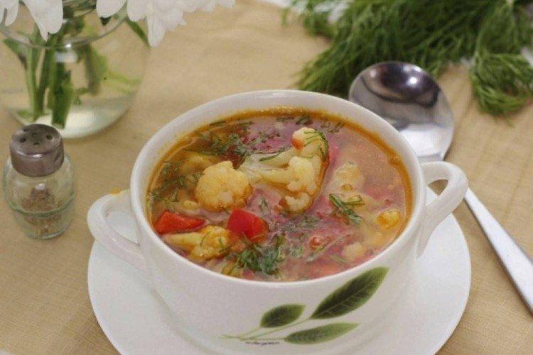 Suppe mit roten Linsen und Blumenkohl