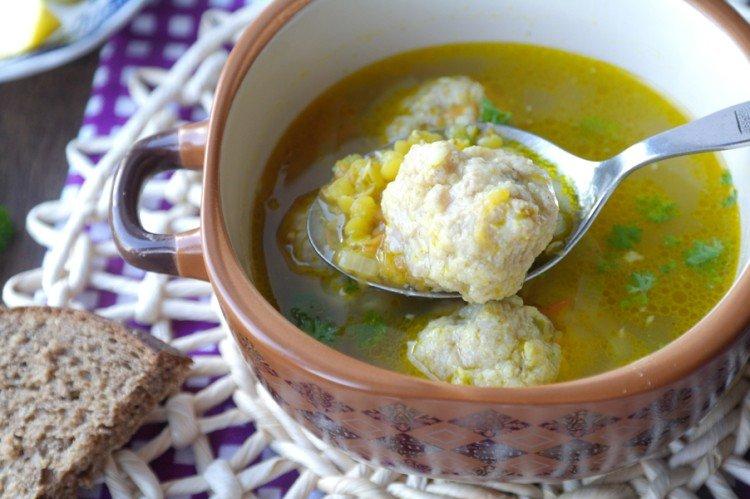 Suppe mit Frikadellen und roten Linsen