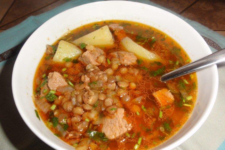 Suppe aus roten Linsen mit Fleisch