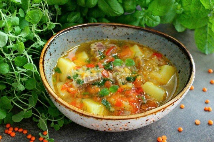 Suppe mit roten Linsen und Kartoffeln