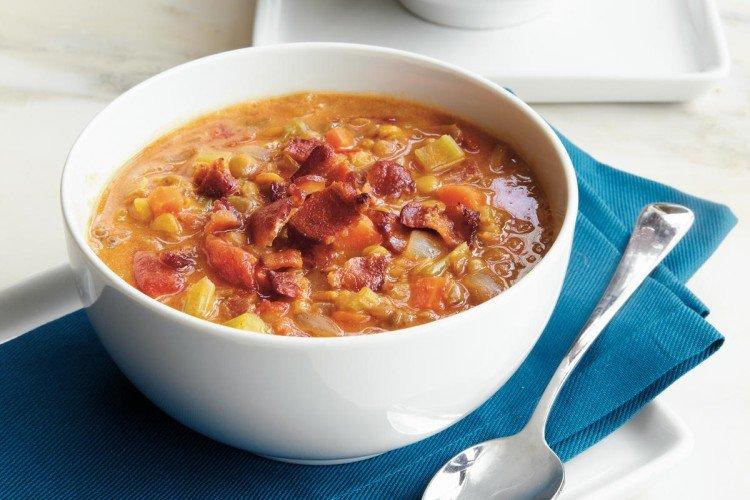 Suppe aus roten Linsen mit geräuchertem Fleisch