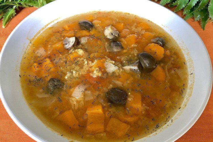 Suppe mit roten Linsen und Pilzen