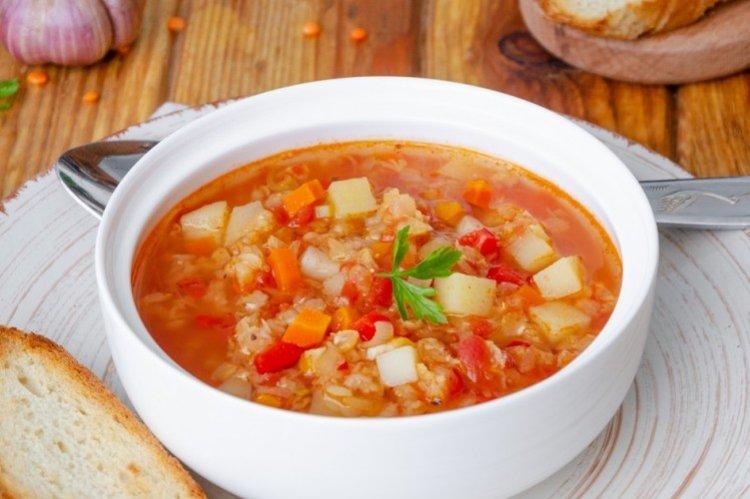 Suppe aus roten Linsen mit Gemüse