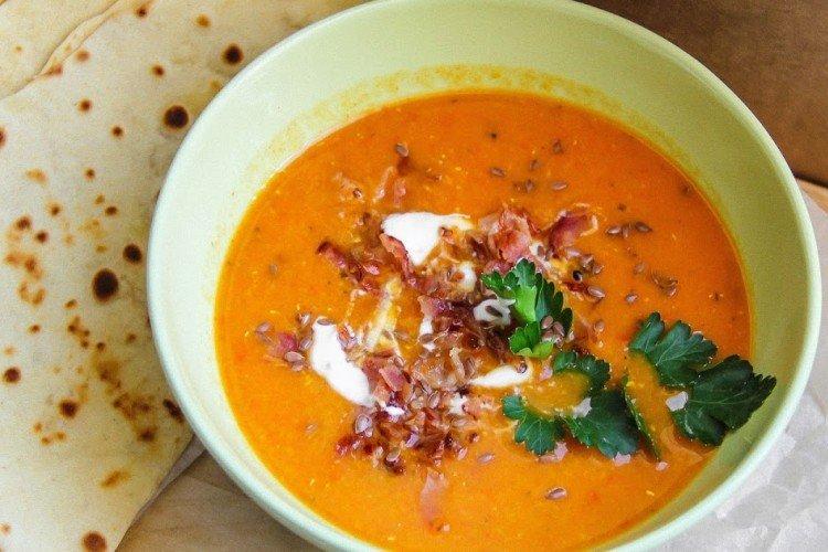 Suppe mit roten Linsen und Speck